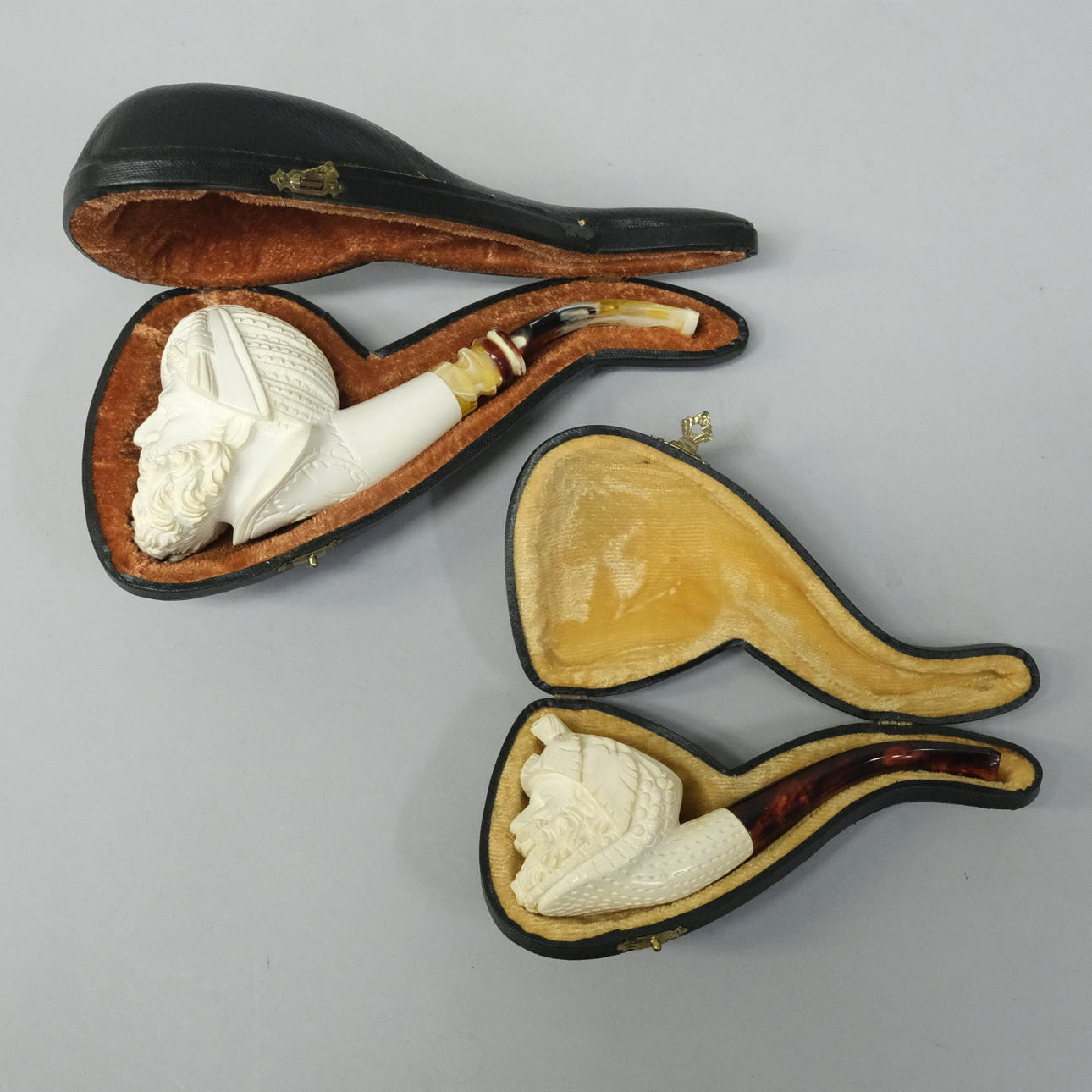 TVÅ PIPOR, SJÖSKUM, I FODRAL.