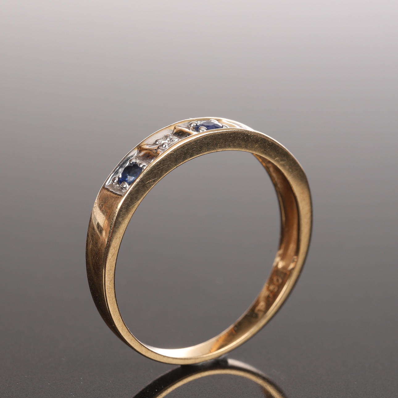 RING, 18K guld, safirer, Brilliant diamanter.