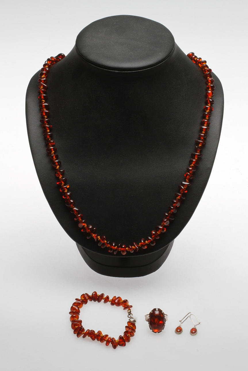 GARNITYR, delvis silver samt bärnsten, 4 delar. Senare tillverkning.