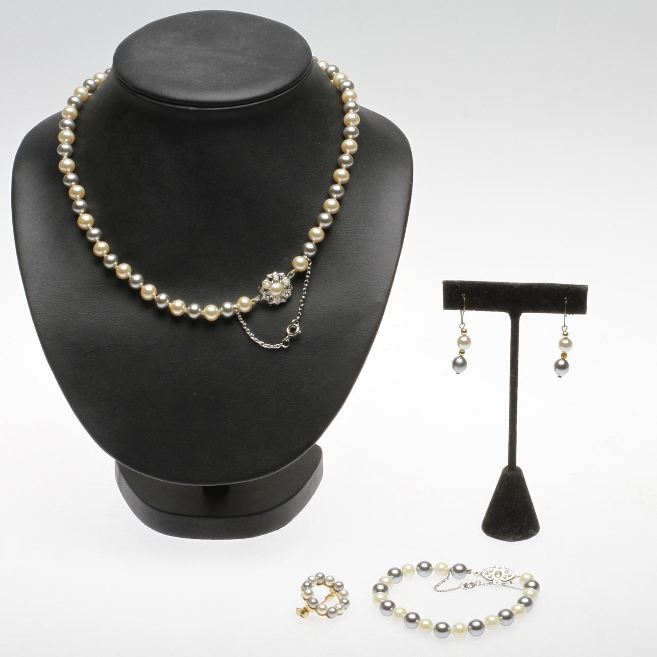 GARNITYR, 4 delar, odlade pärlor. Majorca. Spanien.