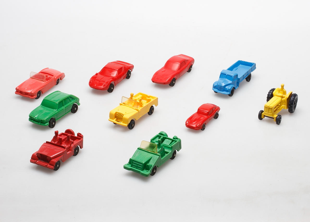 LEKSAKSBILAR, plast, 10 st, 1900-tal.
