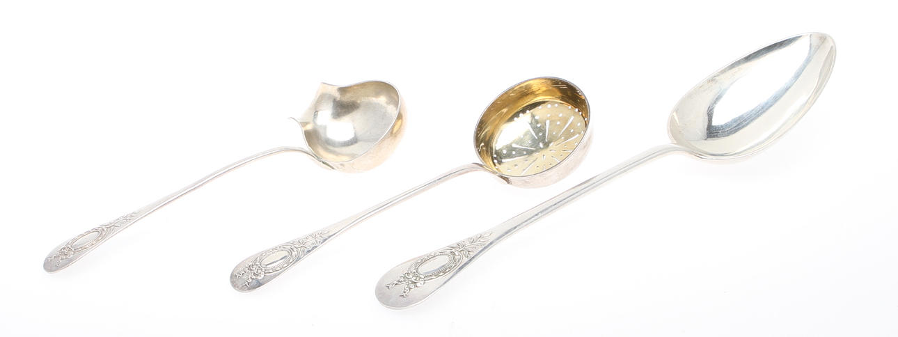 UPPLÄGGNINGSSKED, SÅSSKED samt STRÖSOCKERSKED i silver 1886.