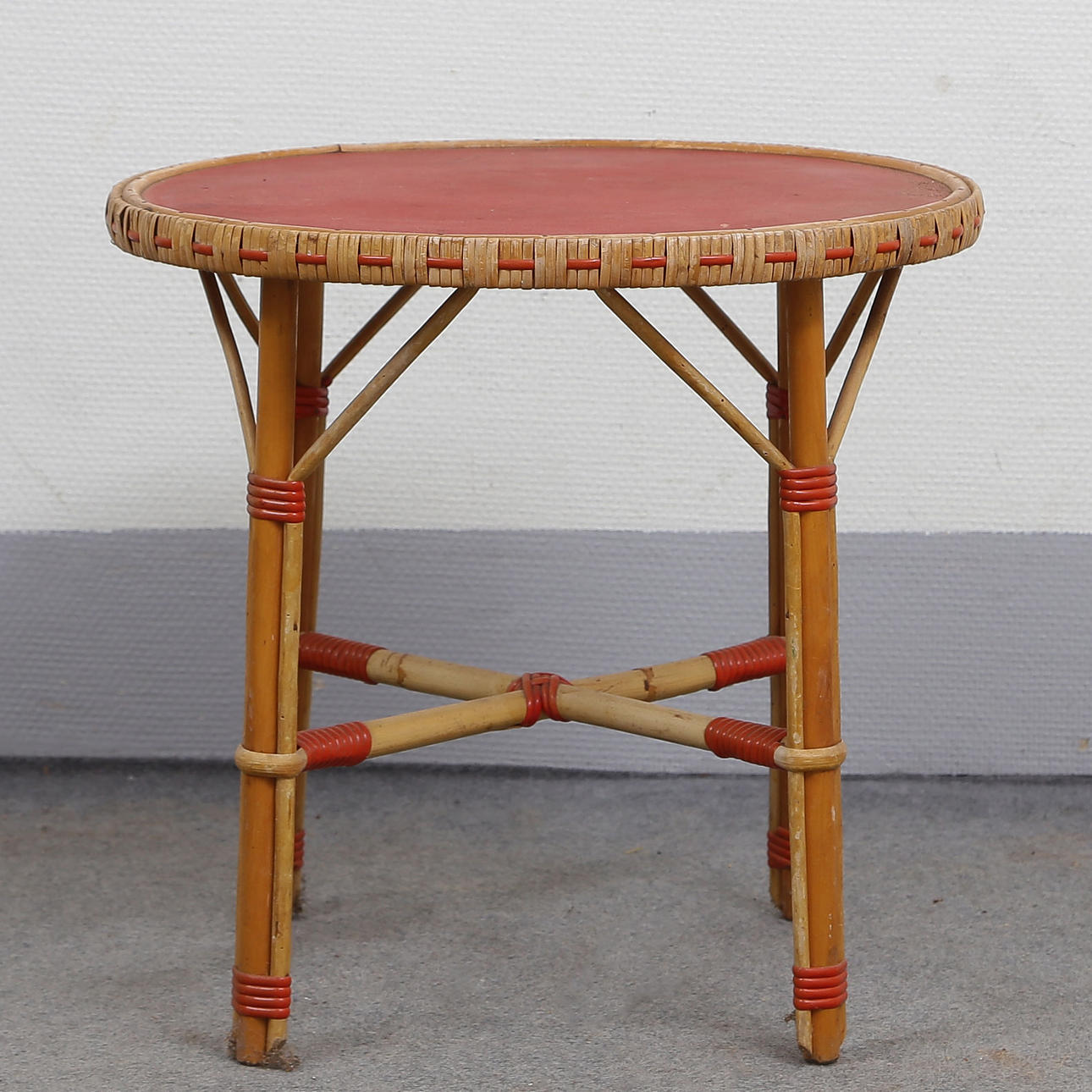 LITET BORD, ROTTING, 1950-TAL.