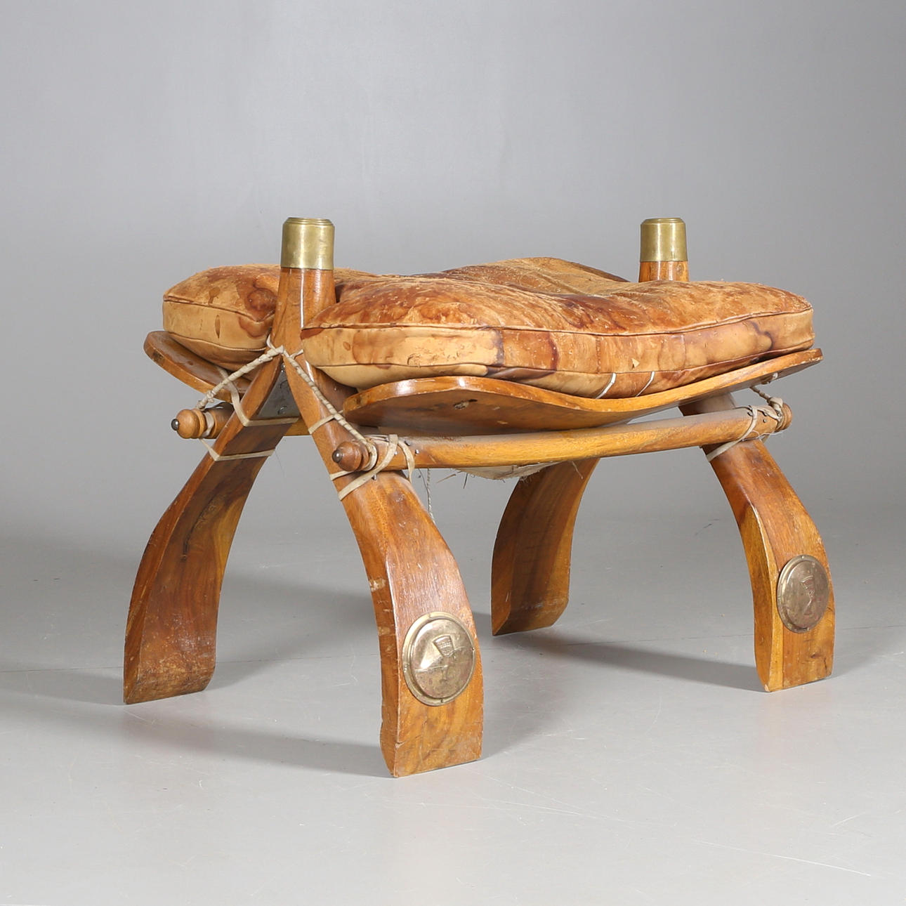 PALL, trä/skinn, möjligen egyptisk, 1900-tal.