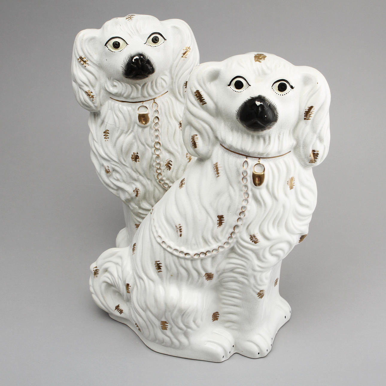 FIGURINER, ett par, flintgods.