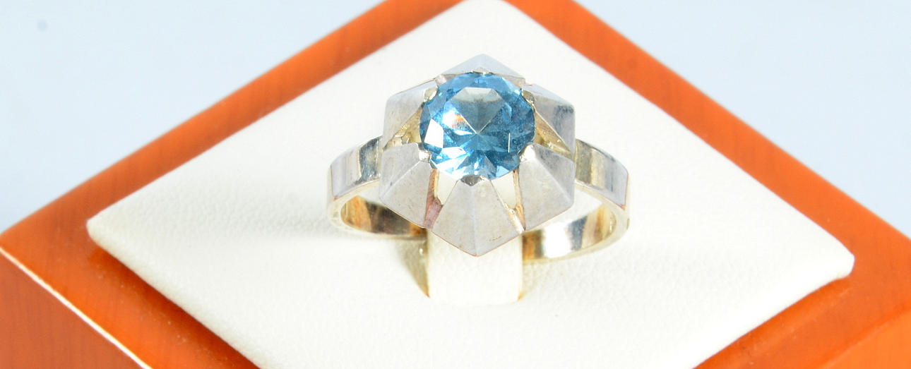 RING MED BLÅ STEN, sterlingsilver, Bengt Hallberg, Köping, 1978.