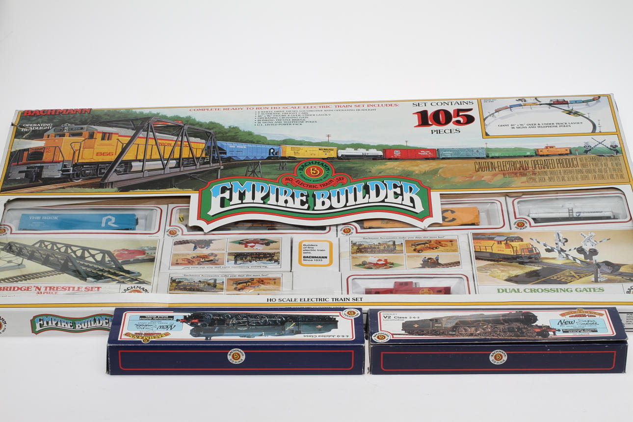 MODELLTÅG BACHMANN tågsats och 2 ånglok i originalkartonger.