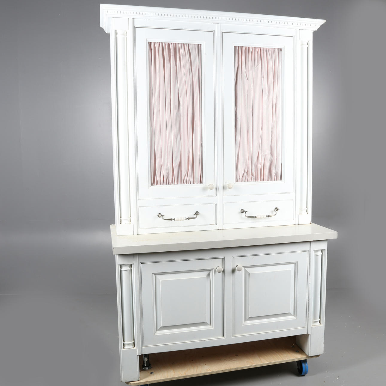 A LARGE 20TH CENTURY WHITE PAINTED CUPBOARD.