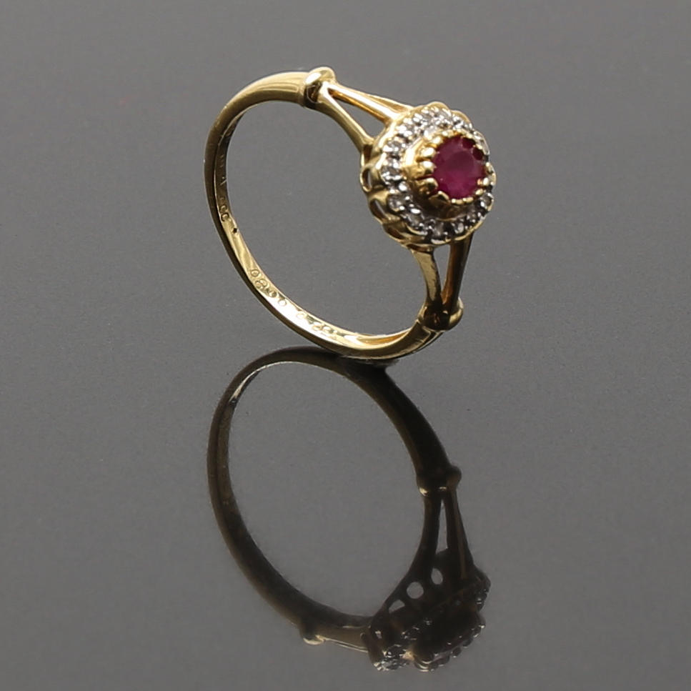 RING, 18 k, gulguld, karmosémodell med rubin och diamanter.