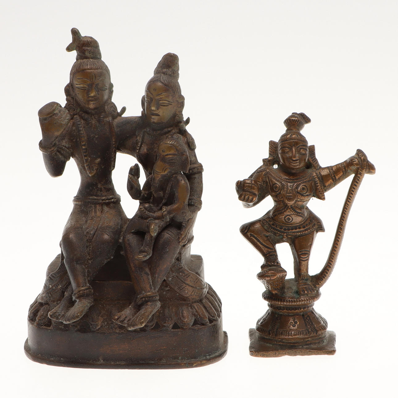 SKULPTURER, 2 st, brons, Indien.