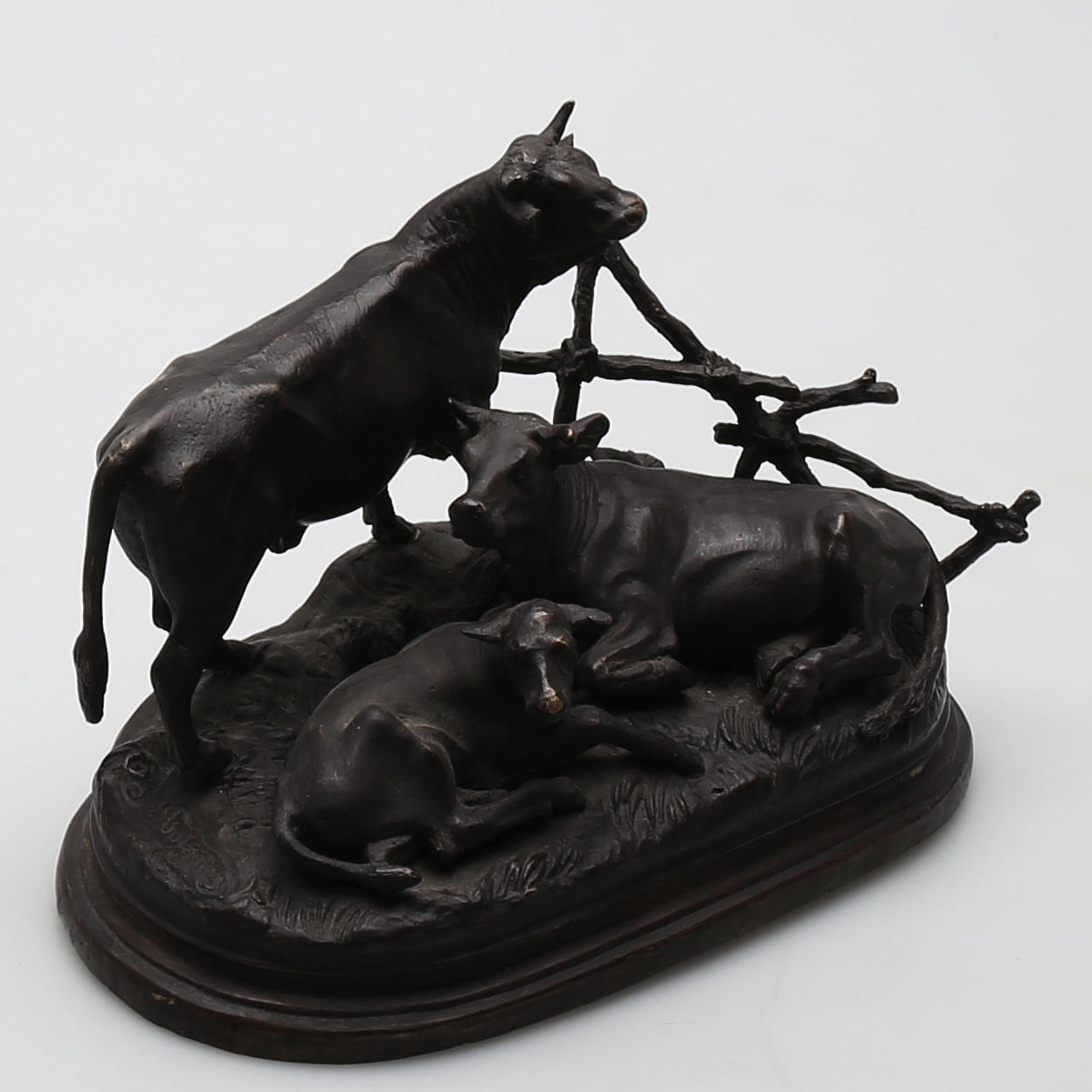 BRONSSKULPTUR, Tjur, ko och kalv, efter Jules Moigiez.