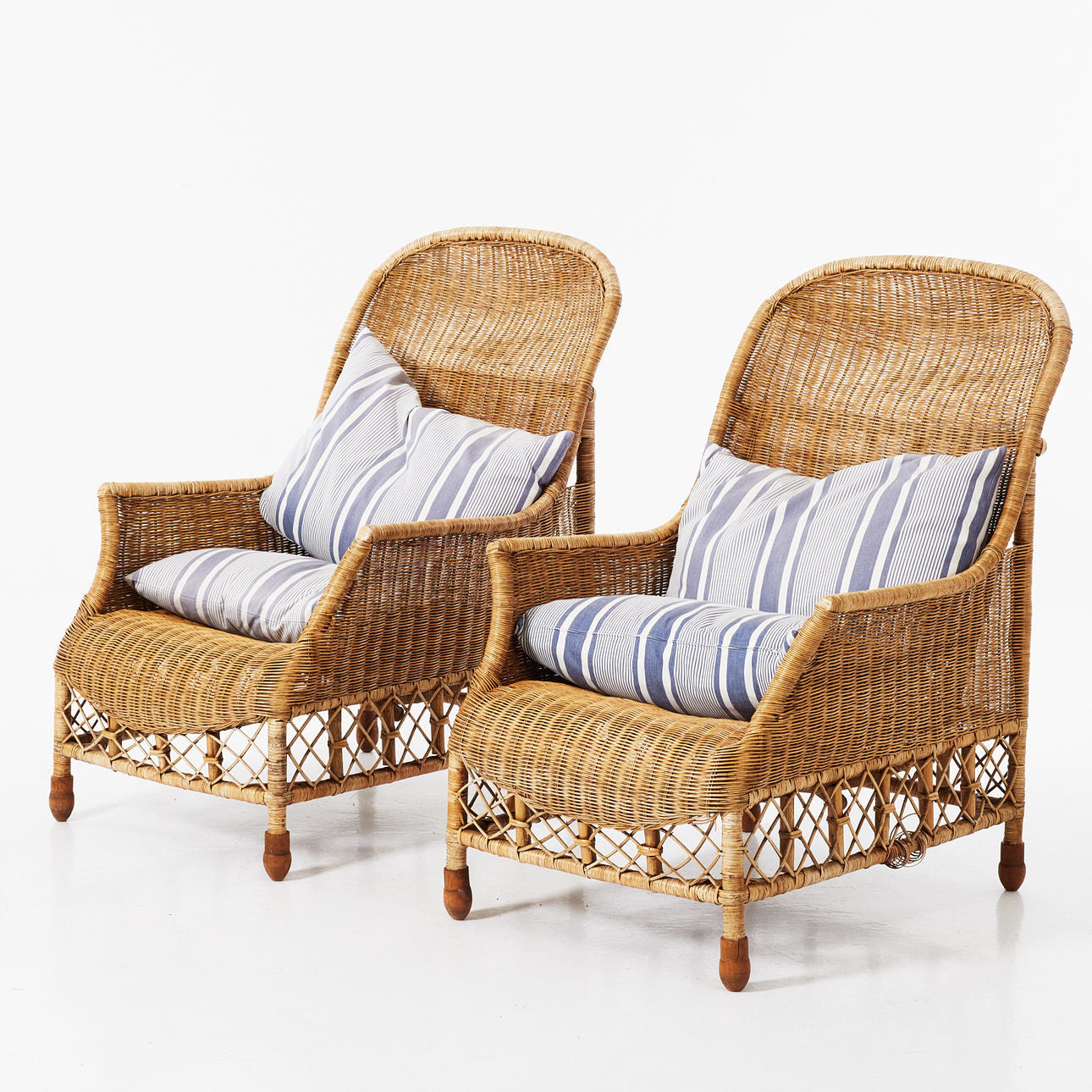 FÅTÖLJER, 1 par, nutida, flätad rotting, textilklädda kuddar medföljer.