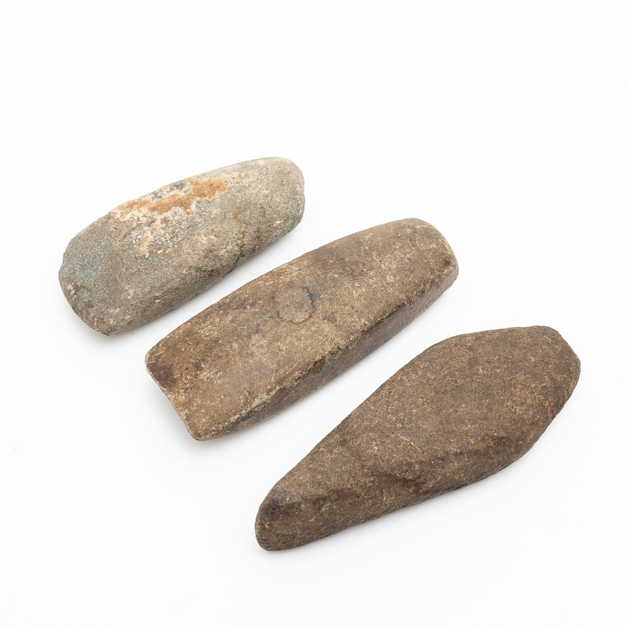 Ein Satz von 3 Steinäxten, verschiedene Steinarten.