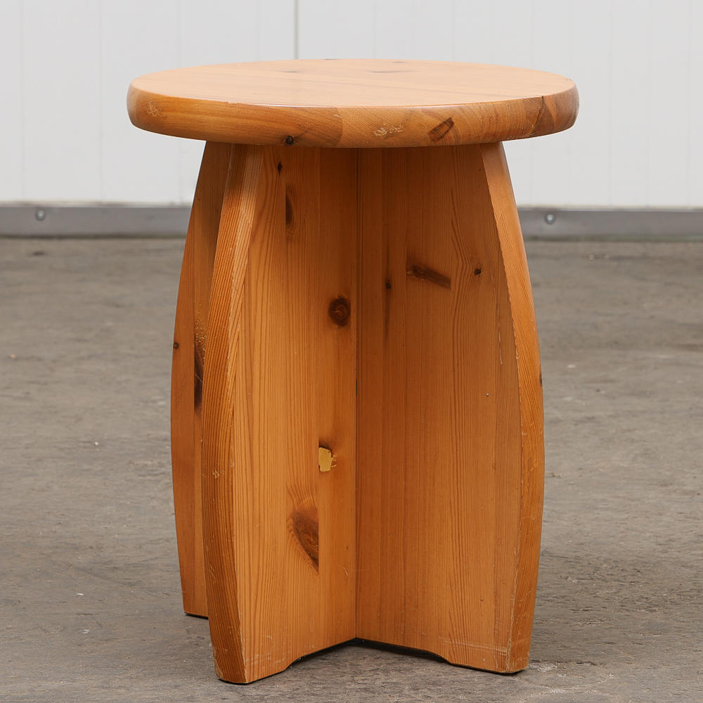 A pine stool, with crossed legs, 20th century.