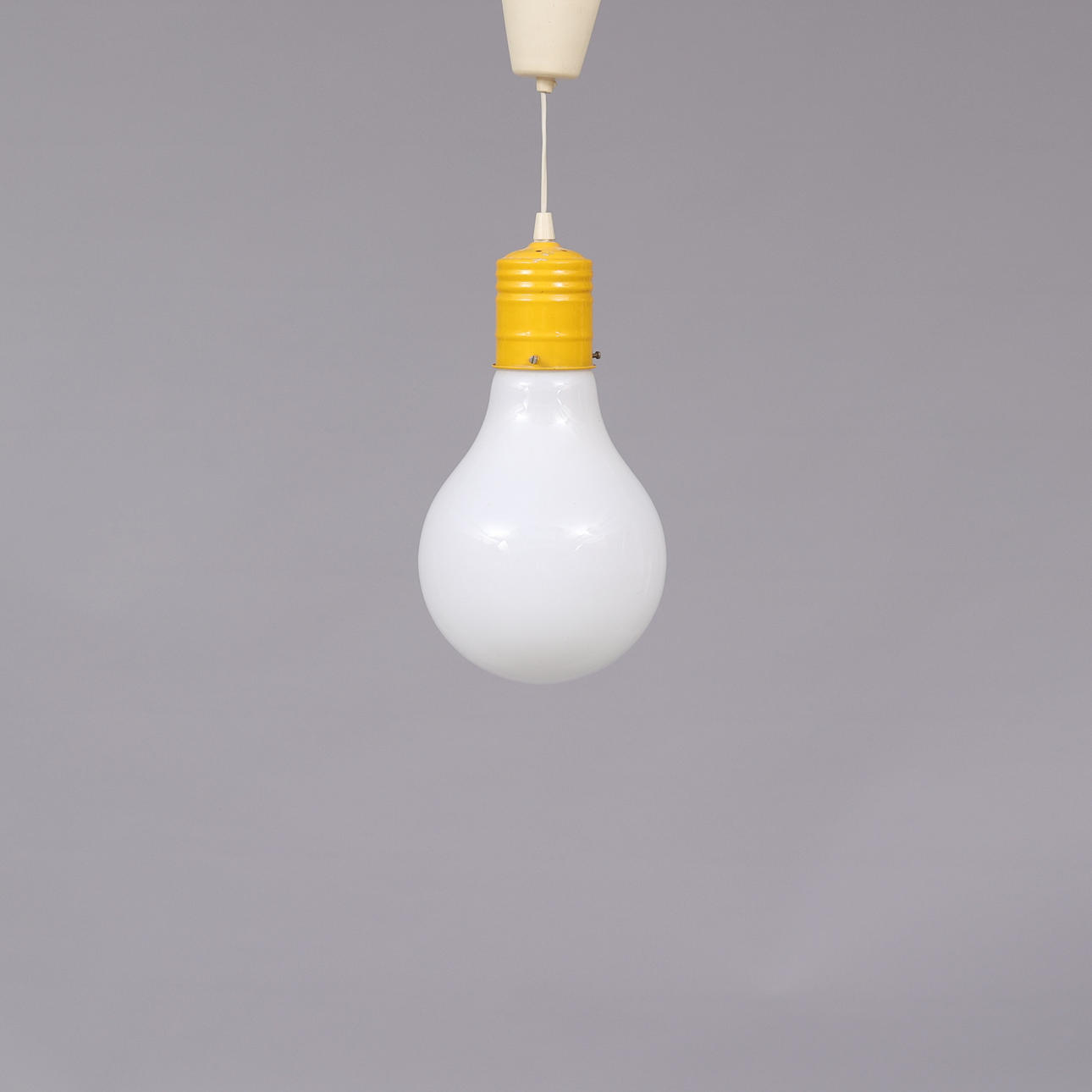 Eine IKEA-Glas-Deckenlampe aus den 1970er Jahren.