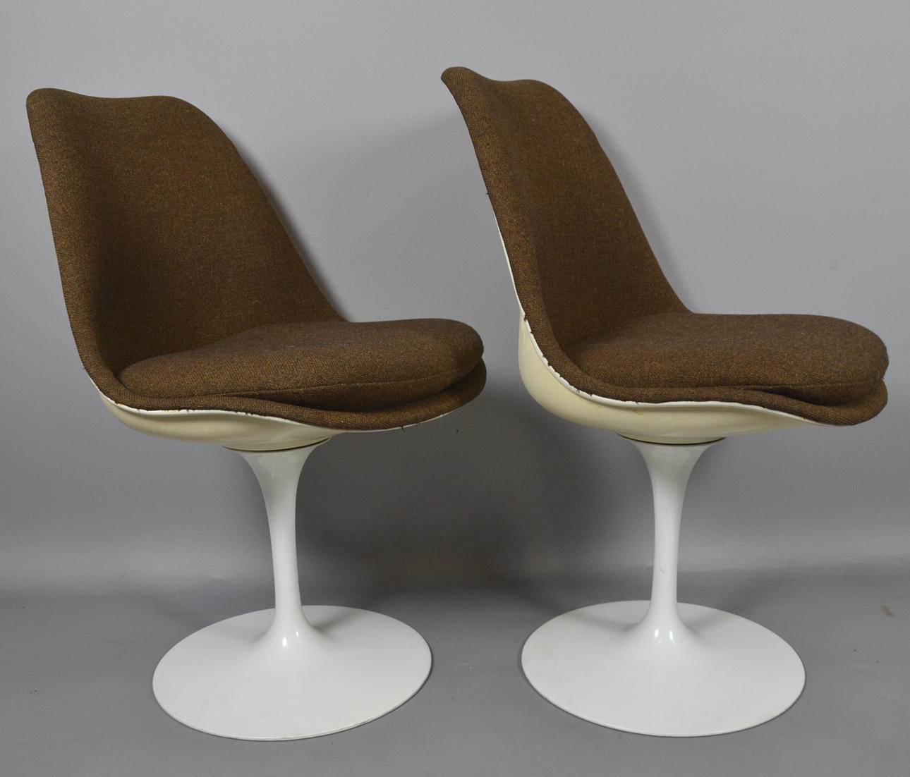 EERO SAARINEN. TVÅ TULPAN STOLAR FÖR KNOLL.