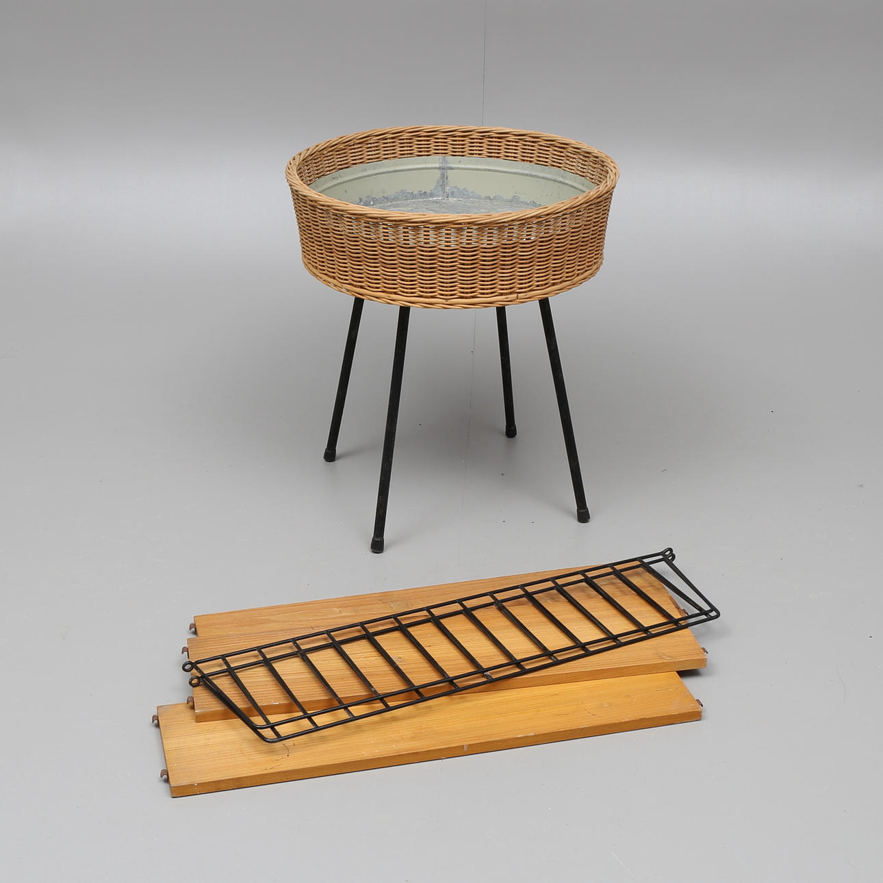 BLOMBORD, korg/metall samt STRINGHYLLA, 1950/60-tal.