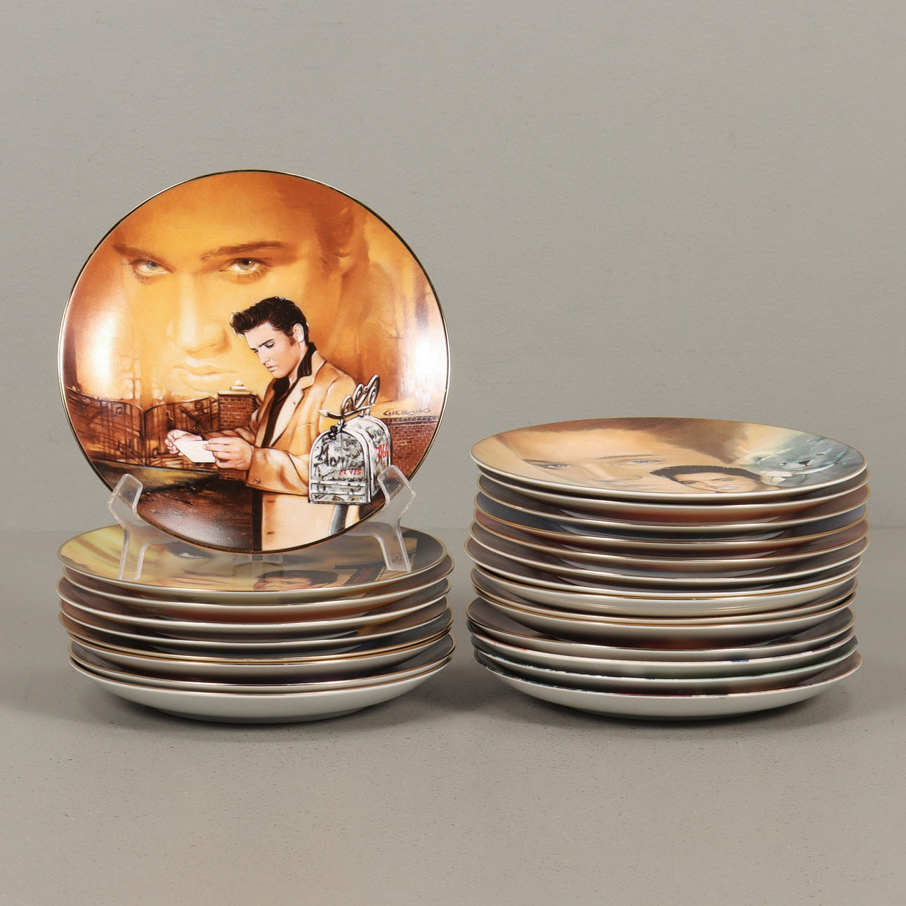 COLLECTOR PLATES 23 pieces, Elvis.