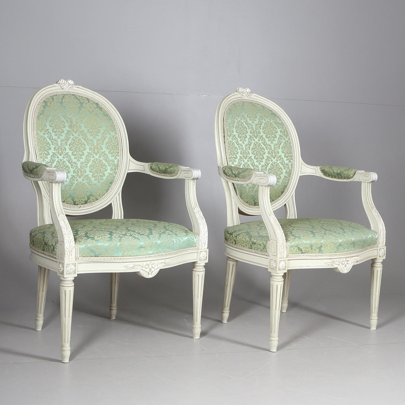 KARMSTOLAR, ett par, gustaviansk stil, bemålat trä, 1900-tal.