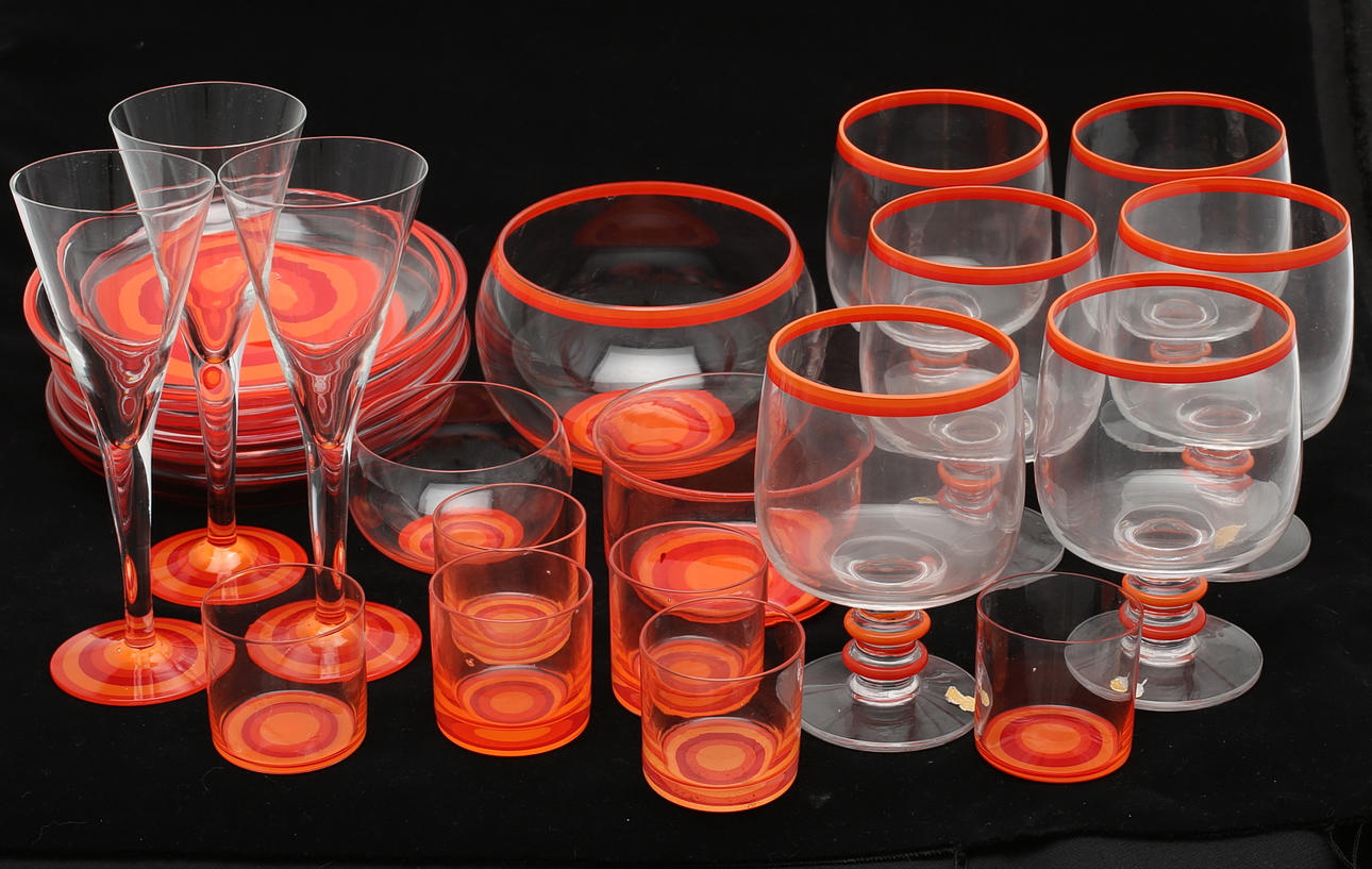 SKÅLAR, ASSIETTER, GLAS, 23 st, "Mitt i Prick", Catti Åsélius, Lidbäck för Gullaskruf.