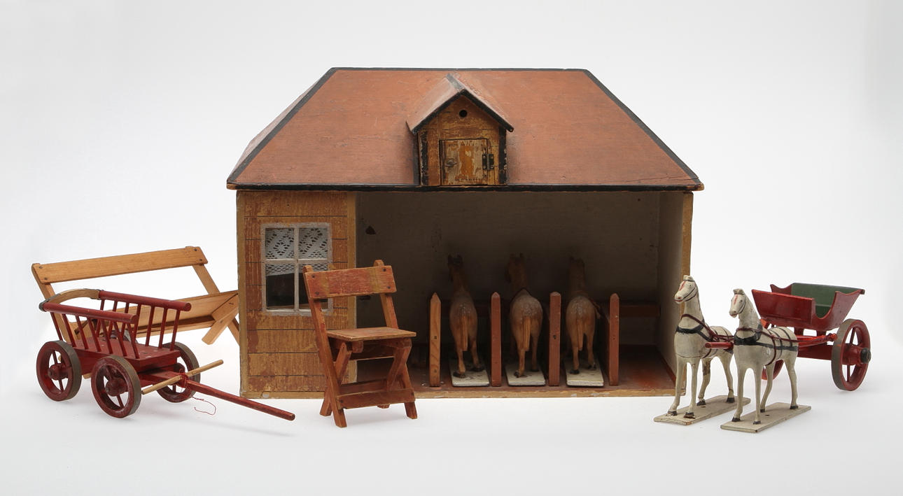 STALL med HÄSTAR och VAGNAR, leksaksmodell från ca 1900.