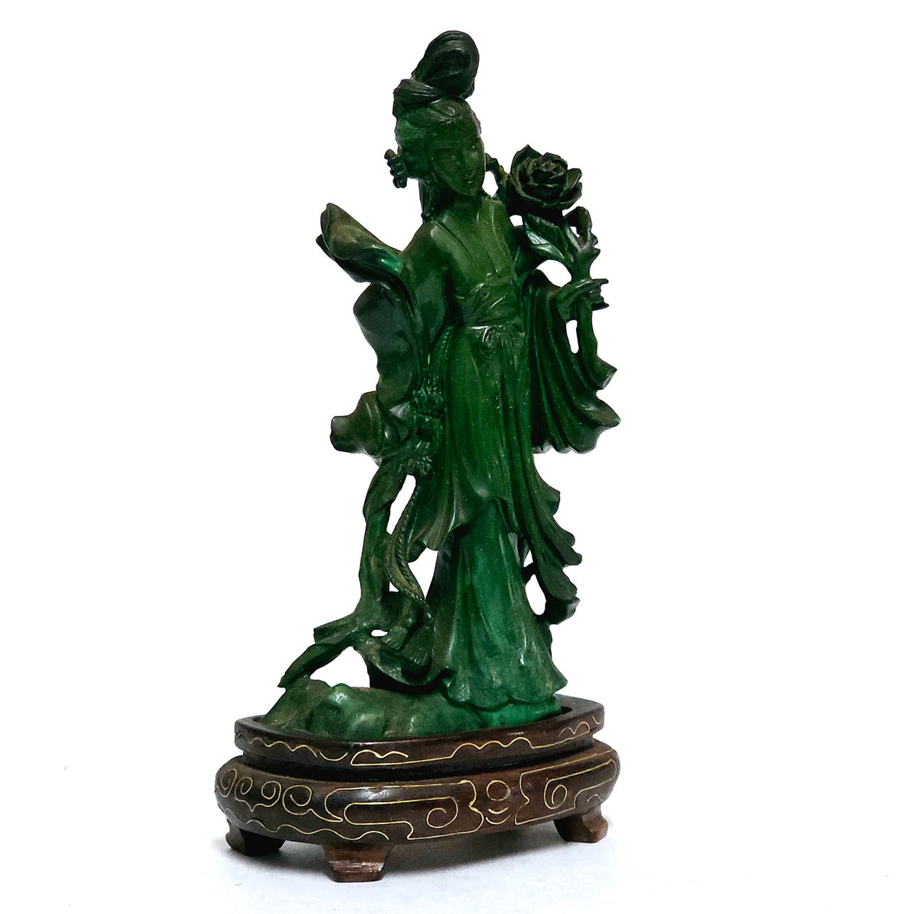 Geisha figur med malakitblomma på träbotten.