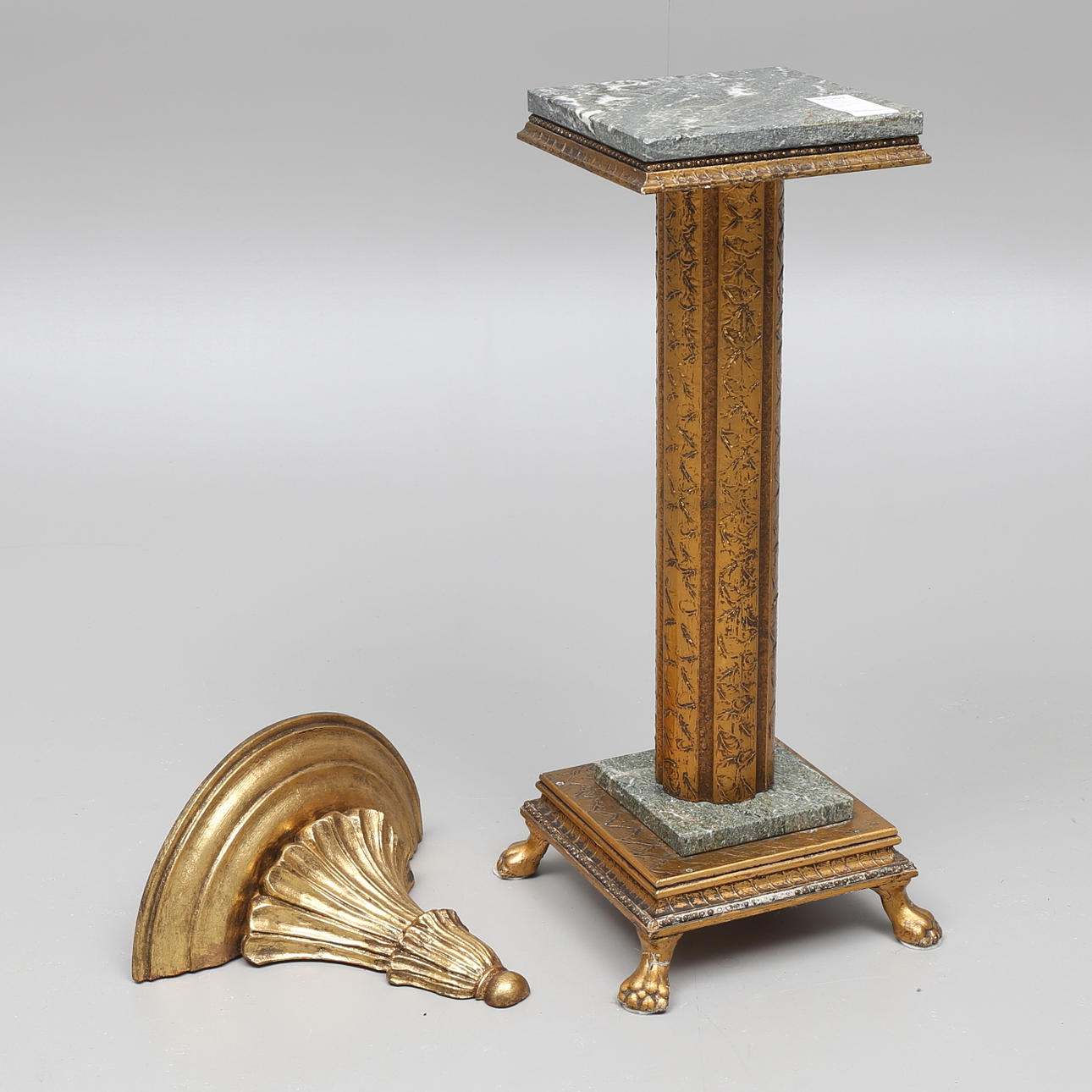 PIEDESTAL, förgylld med marmorplattor samt KONSOLHYLLA, 1900-tal.