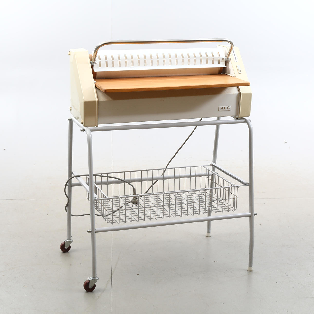 MANGEL, AGE, på stativ.