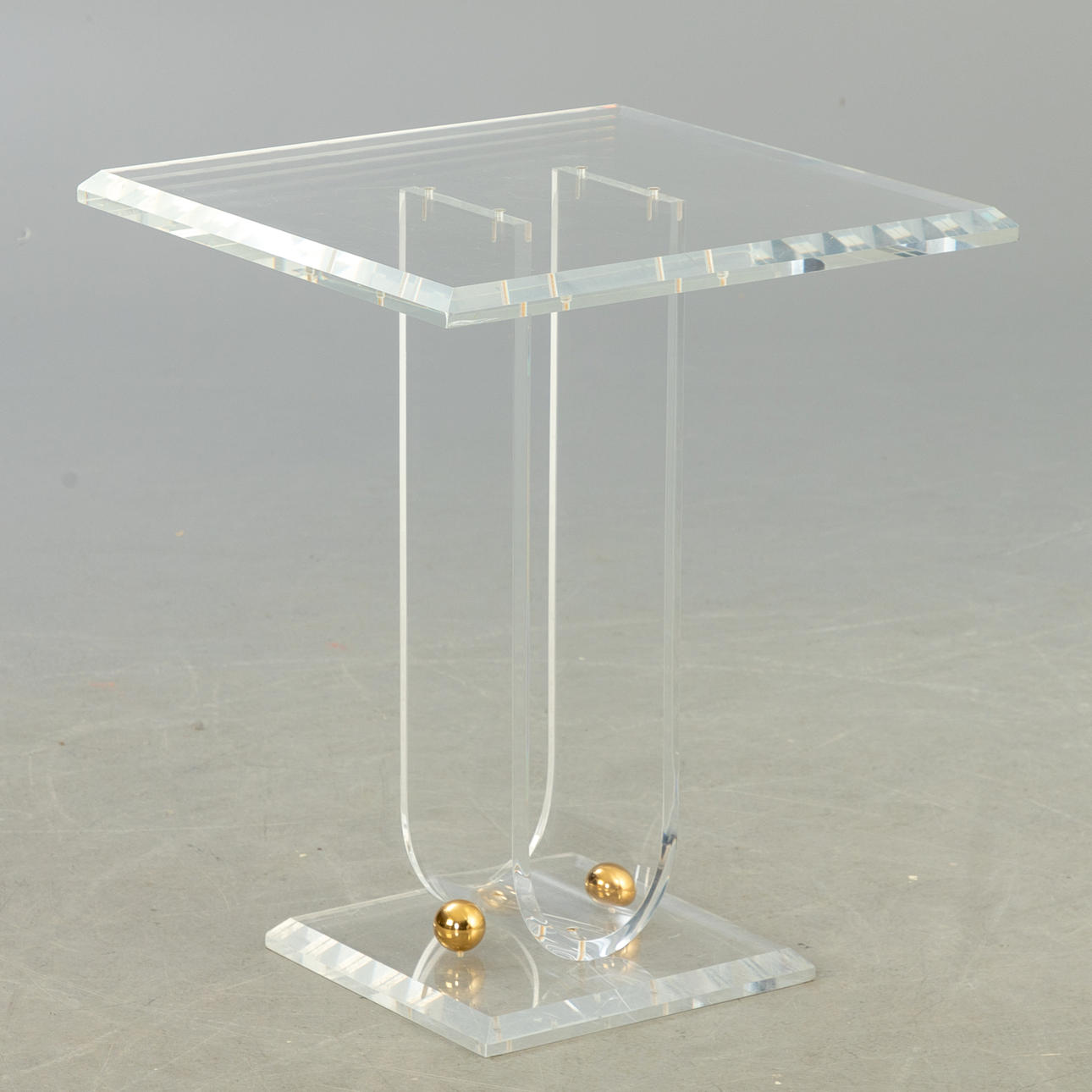 Hannelore Greve Hamborg. akryl glas sidebord 'Celia'.