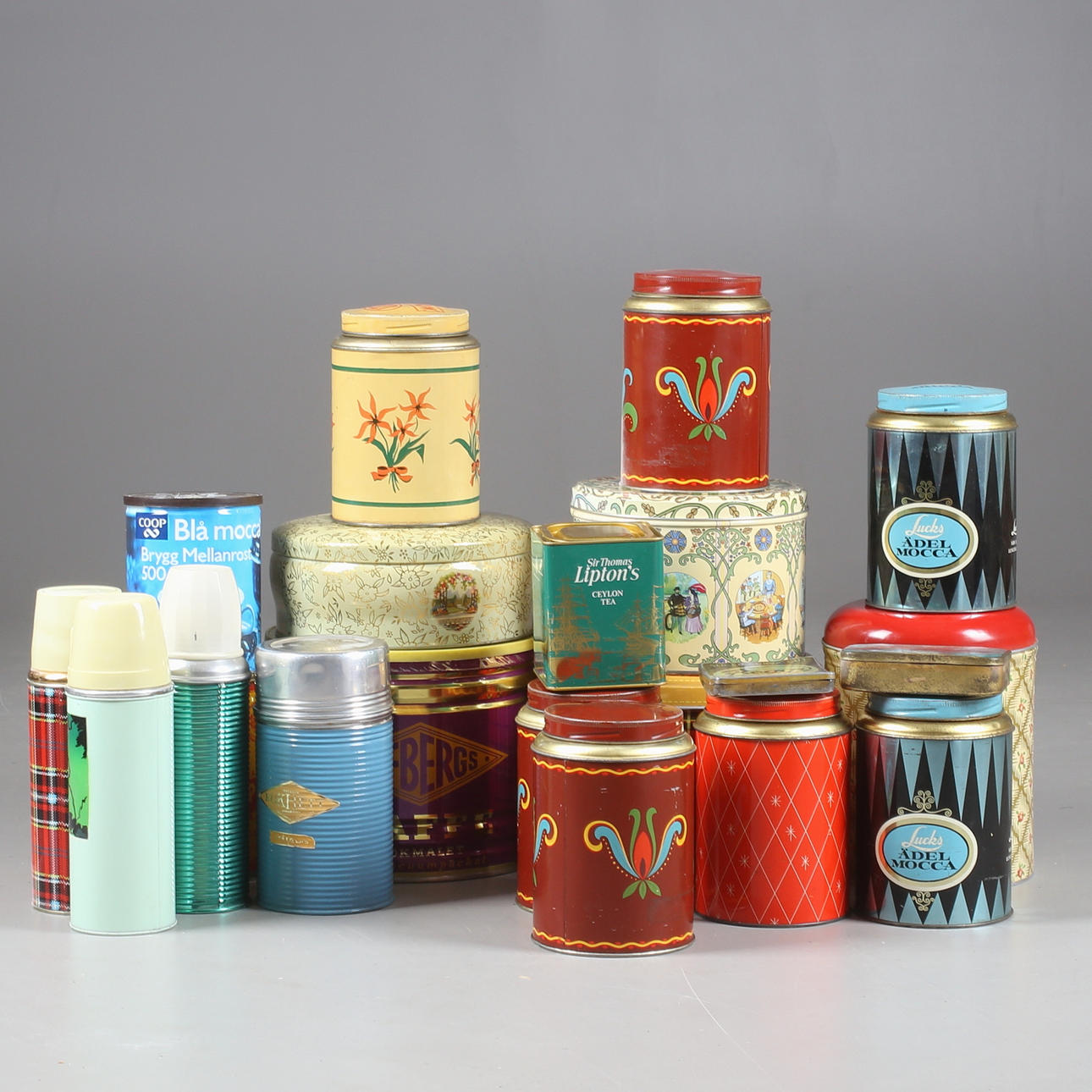 PARTI PLÅTBURKAR, med mera, 1900-tal.