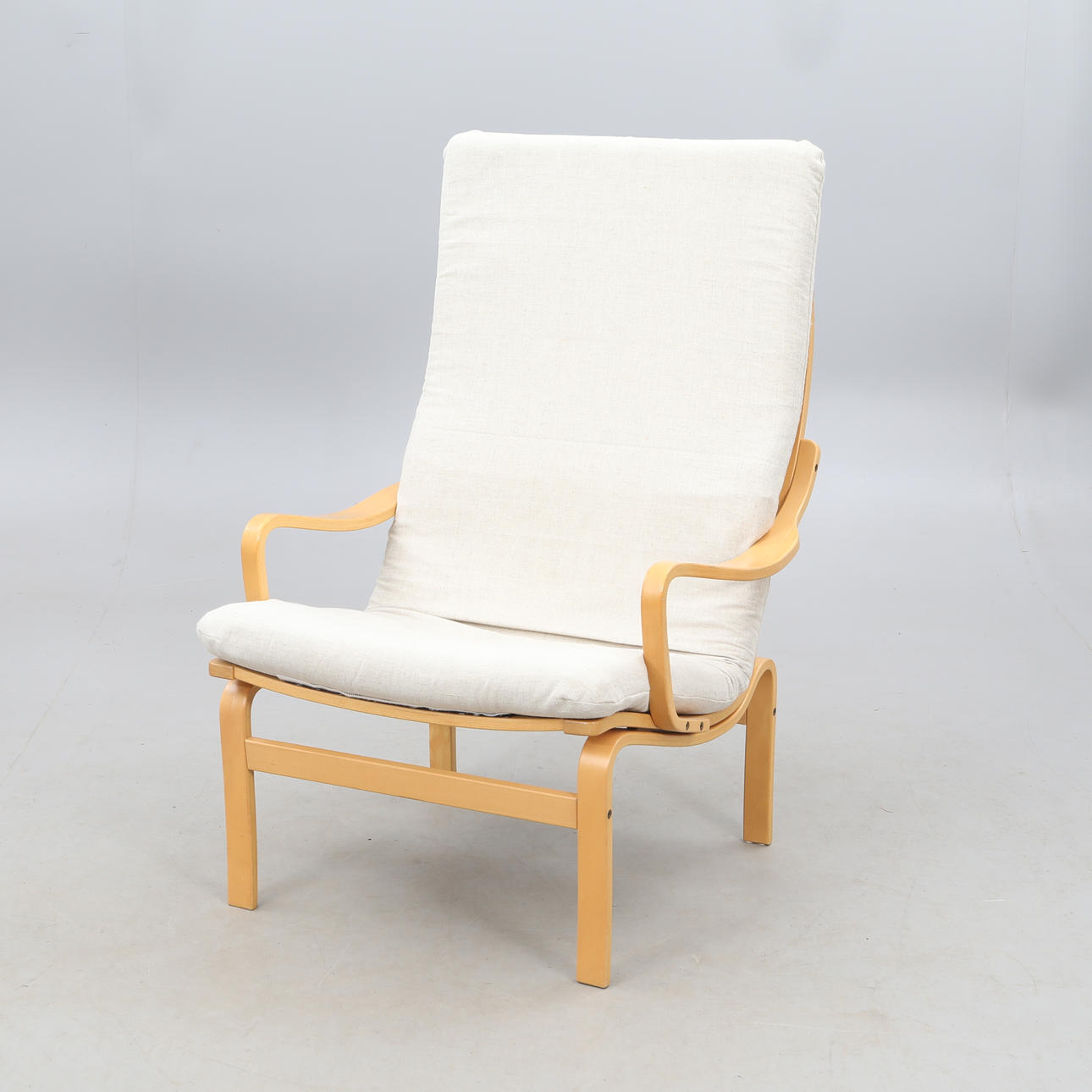 FÅTÖLJ, formpressat trä, handvävt linnetyg.