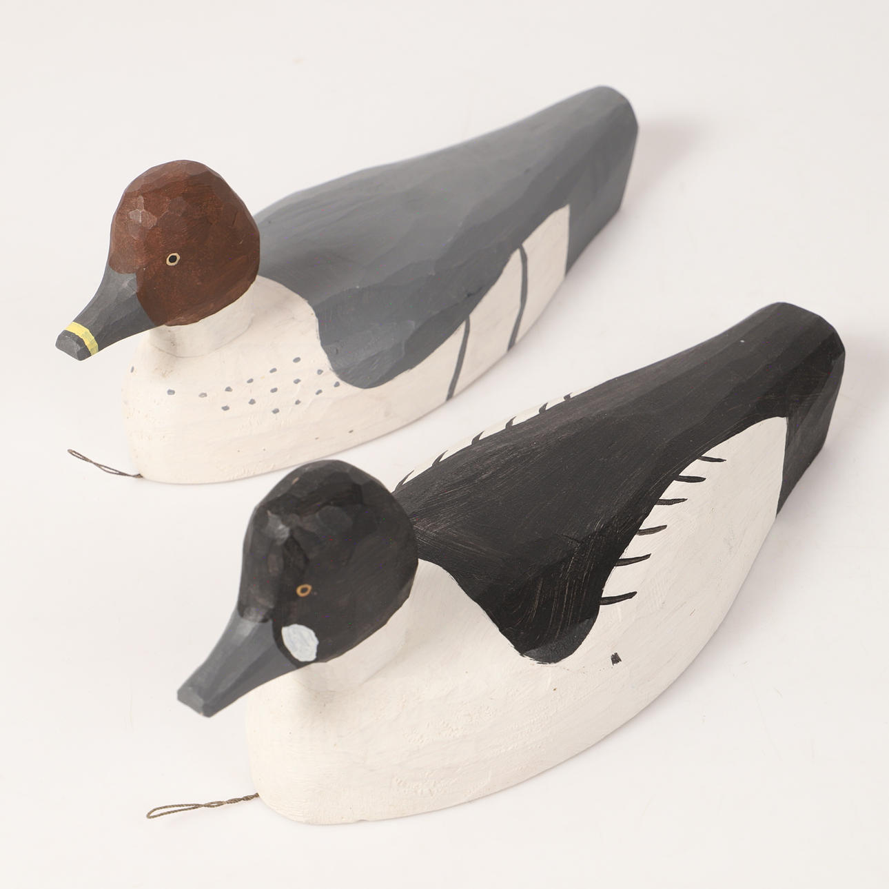 VETTAR, 2 stycken, knipa, bemålat trä, 1900-tal.