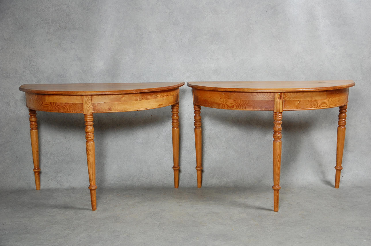 HALVMÅNEBORD, 1 par, 1800- tal.