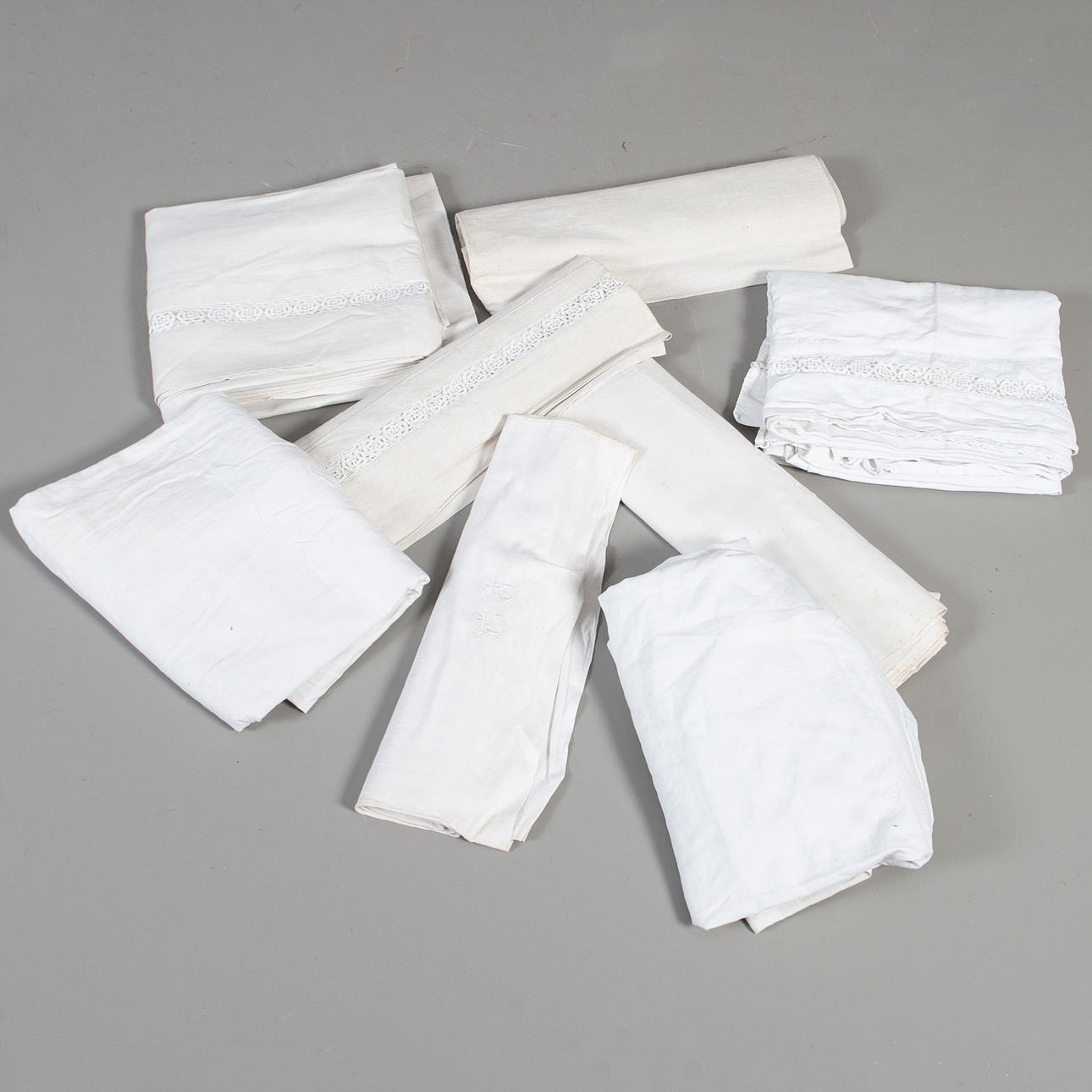 LAKAN. 8 delar, linne, broderat, spetsar.