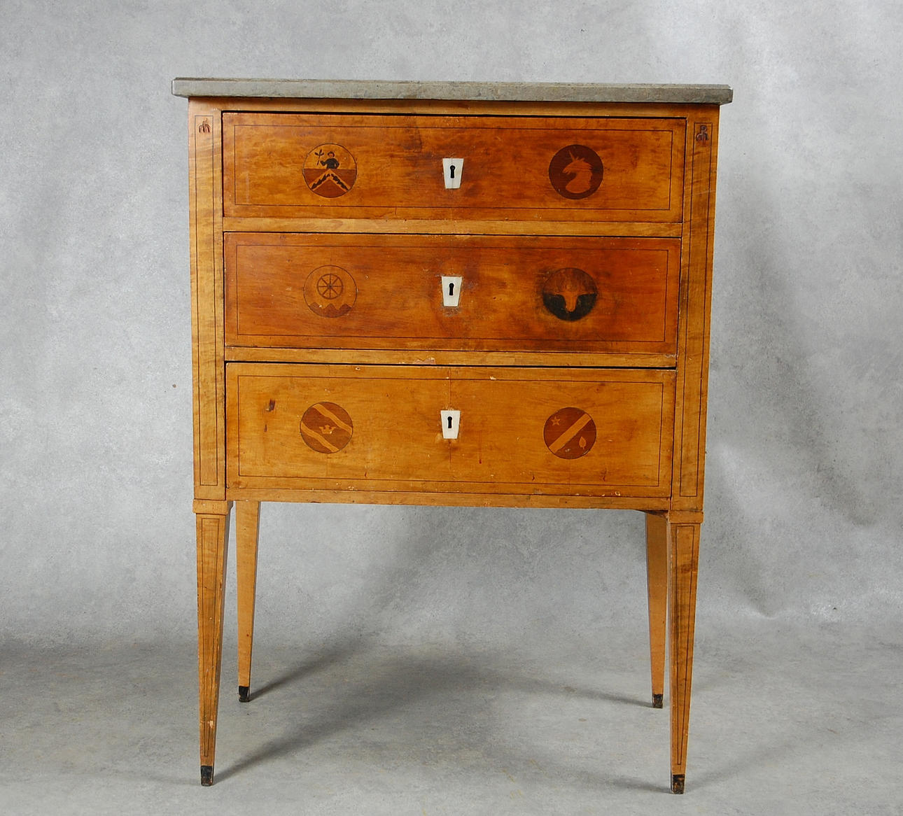 BYRÅ, gustaviansk, 1700-tal, med kalkstensskiva, vapendekor i intarsia.