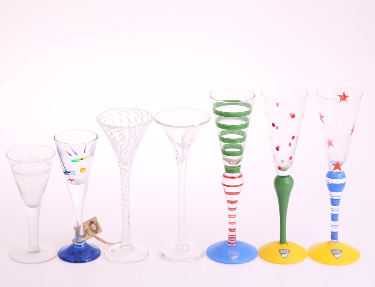 SNAPSGLAS PÅ FOT, 7 st, glas, sent 1900-tal.