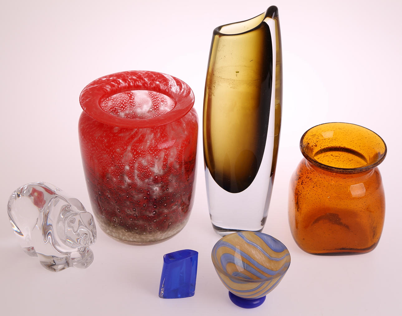 GLASFÖREMÅL, 6 st, höjd 5,5 - 29,5 cm, 1900-tal.