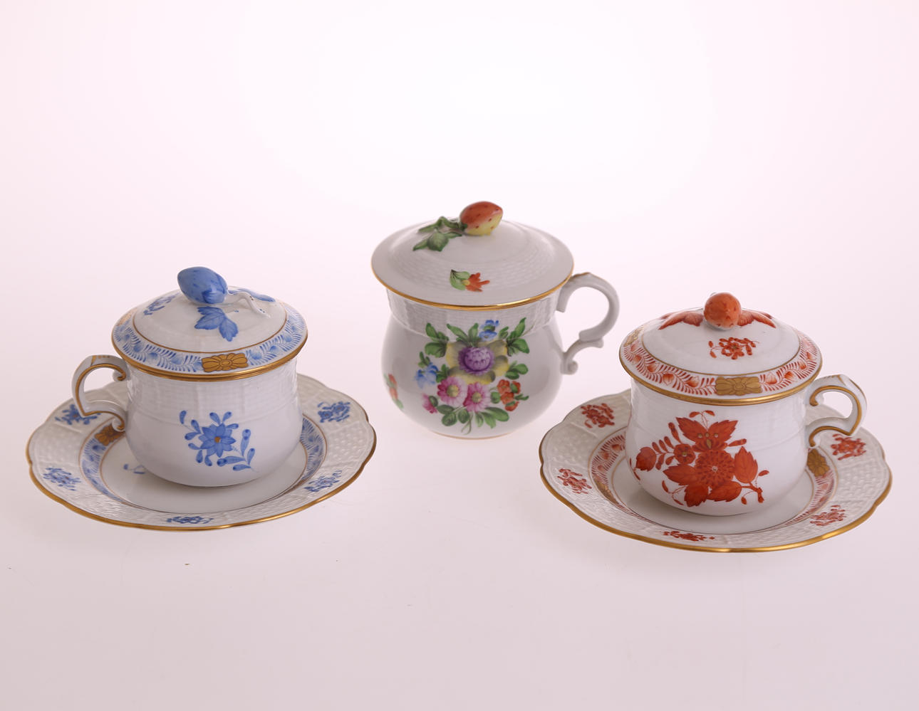 CRÈMEKOPPAR med lock, 3 st, porslin, Herend - Ungern, 1900-tal.