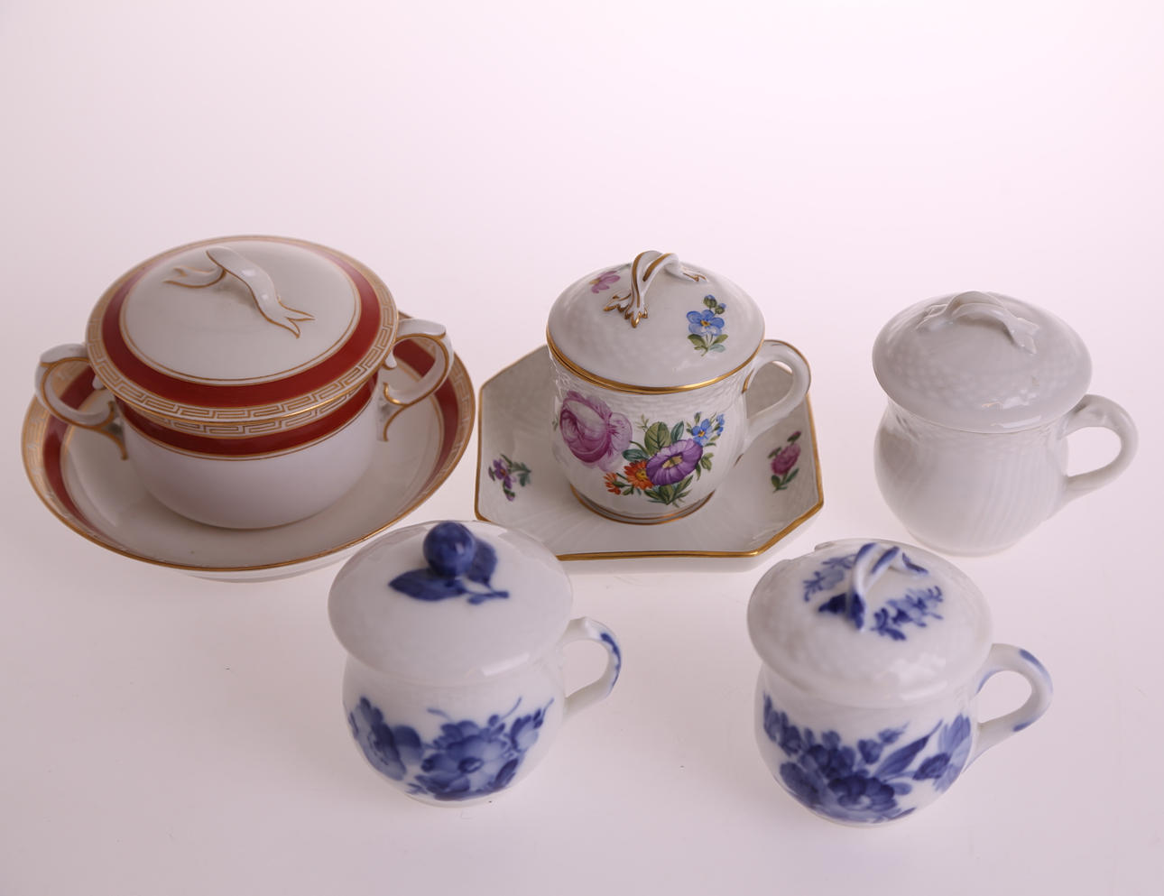 CRÈMEKOPPAR med lock, 5 st, porslin, 2 st med fat, Kunglig dansk - Danmark, 1900-tal.