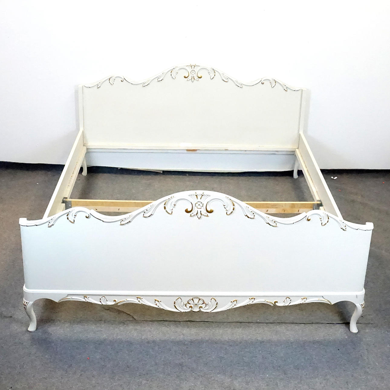 Somier de madera, estilo rococó.