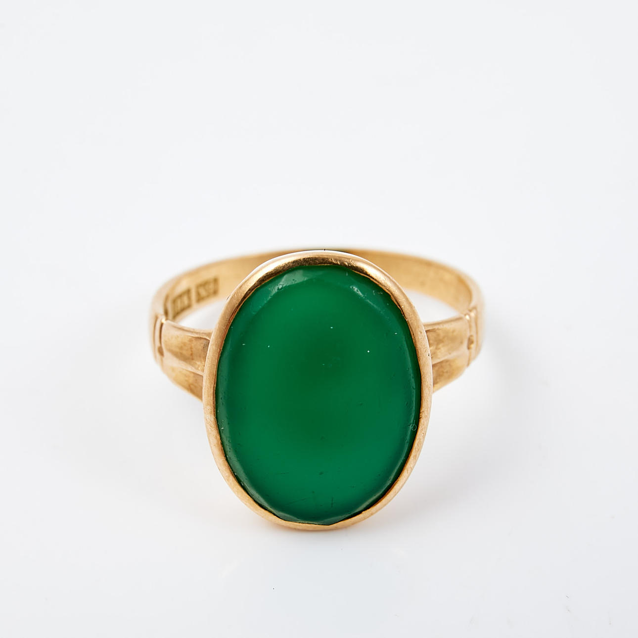 RING, 18 k guld, med grön ädelsten.