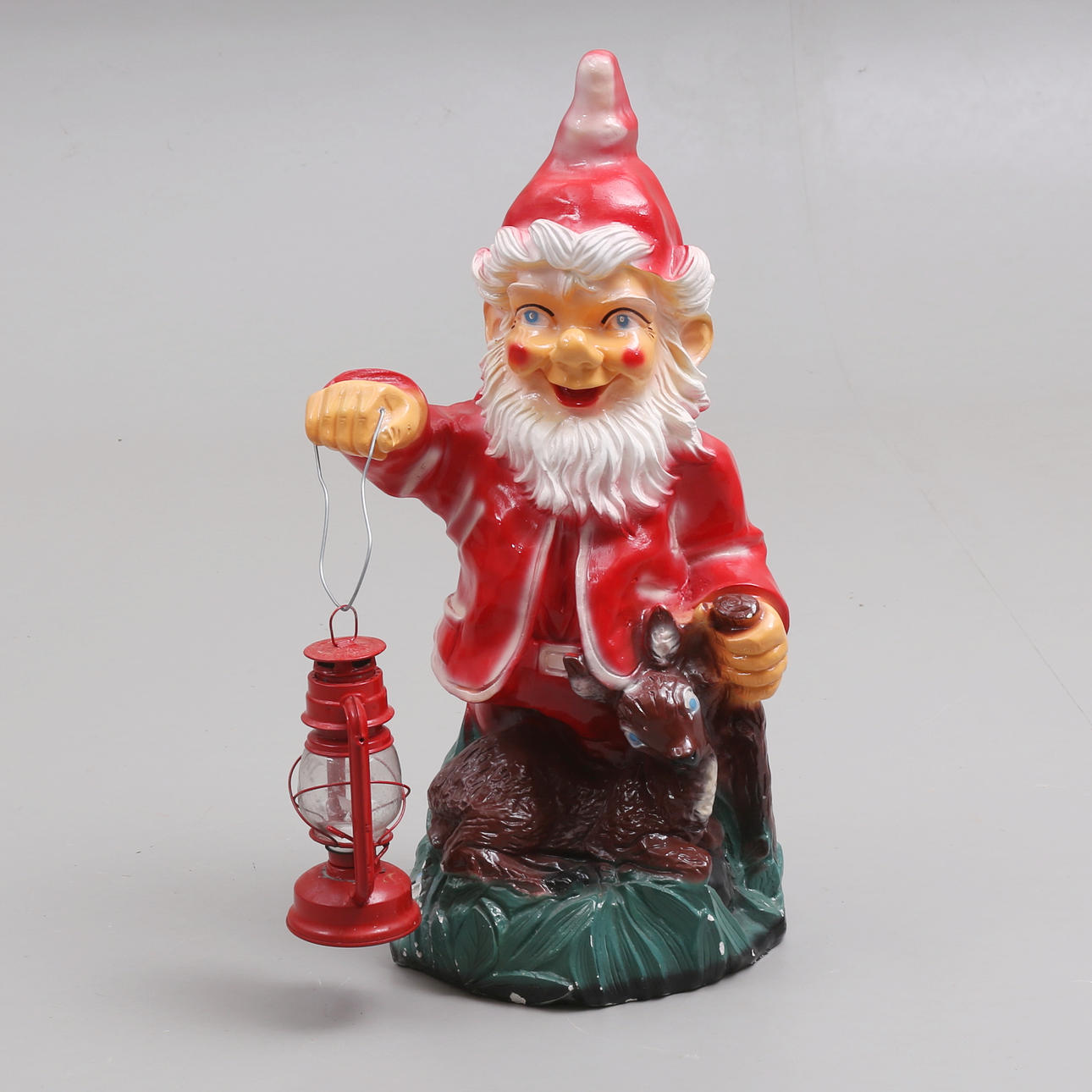 HAVENISSE MED LANTERNE, STØBT PAPIRMASSE.