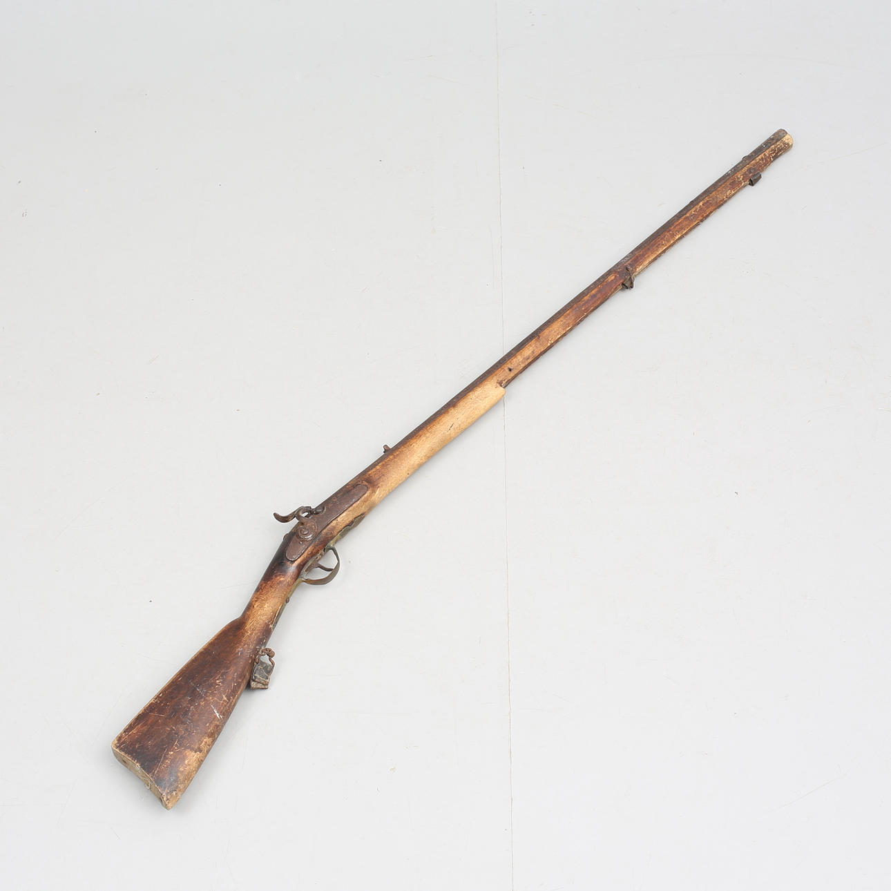 BATCH LOCK RIFLE, 1800s. Coins, Medals & Stamps - Other - Auctionet