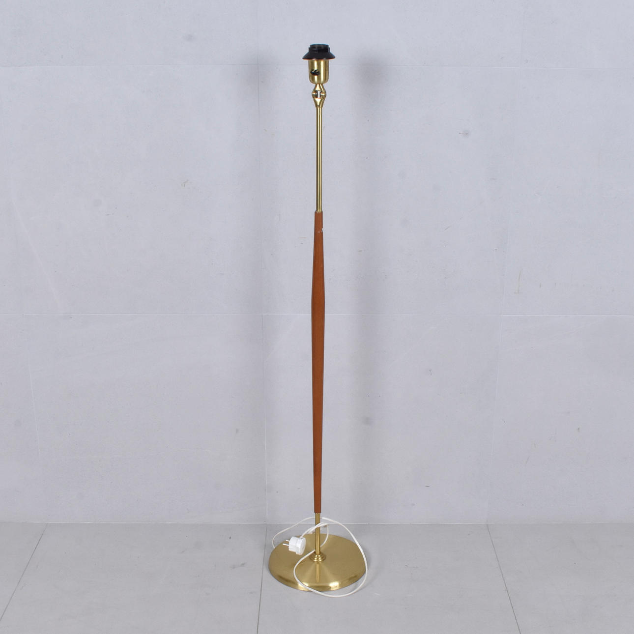 STEHLAMPE, Teak/Messing, 1950/60er Jahre.