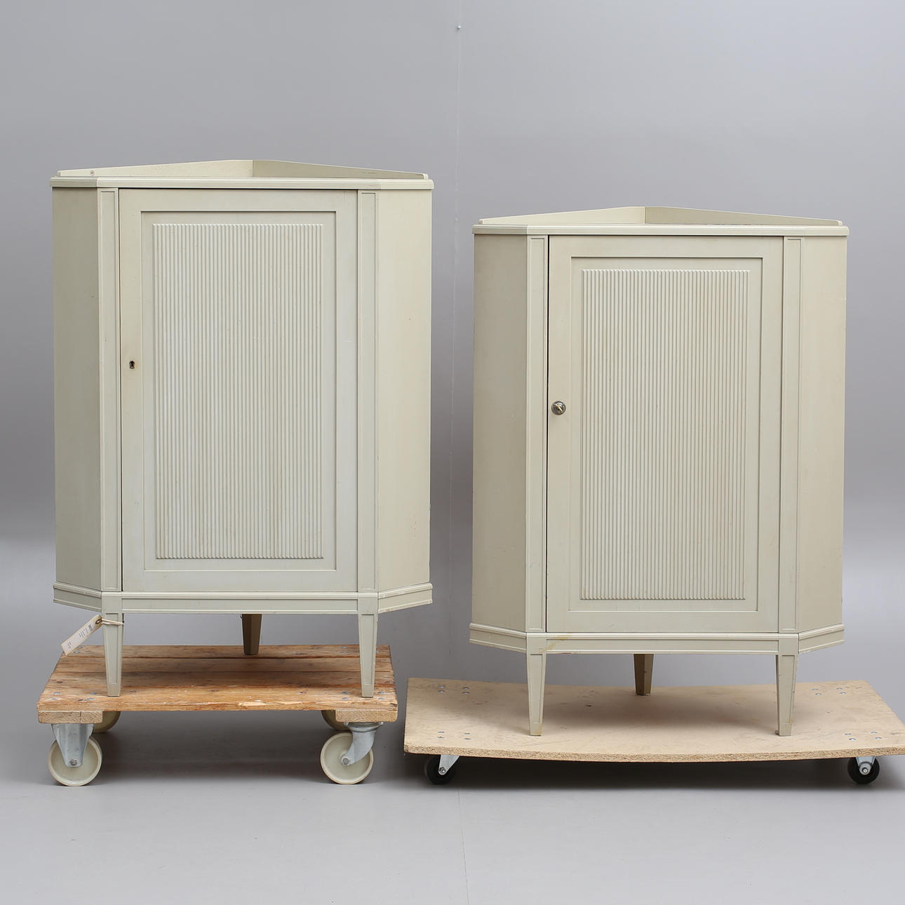 HÖRNSKÅP, ett par, gustaviansk stil, 1900-talets mitt/ andra hälft.