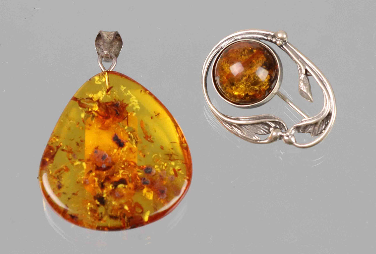 RAV VEDHÆNG OG BROCHE, SØLV.