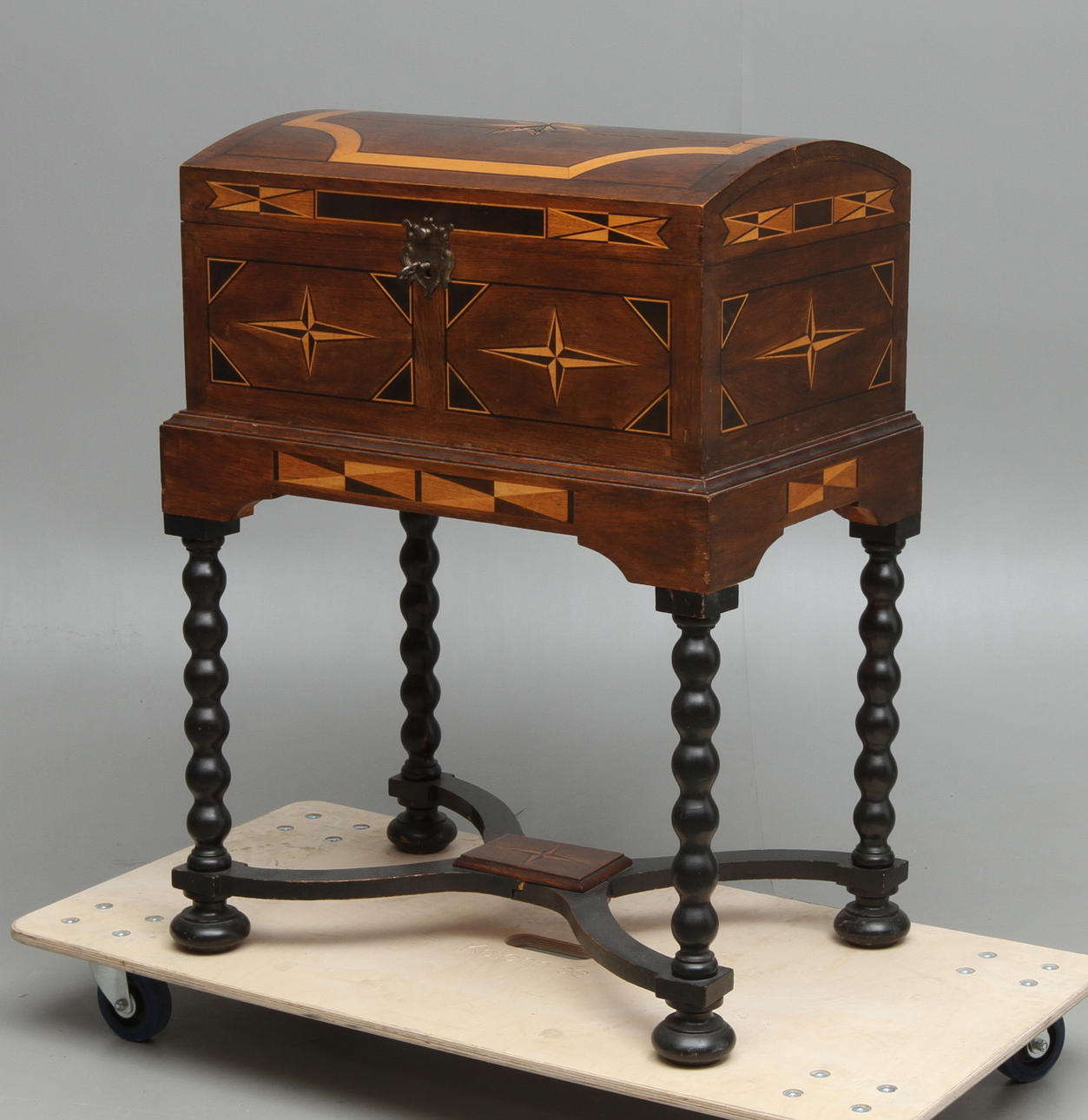 KISTA/SCHATULL på benställning, barockstil, 1800/1900-tal.