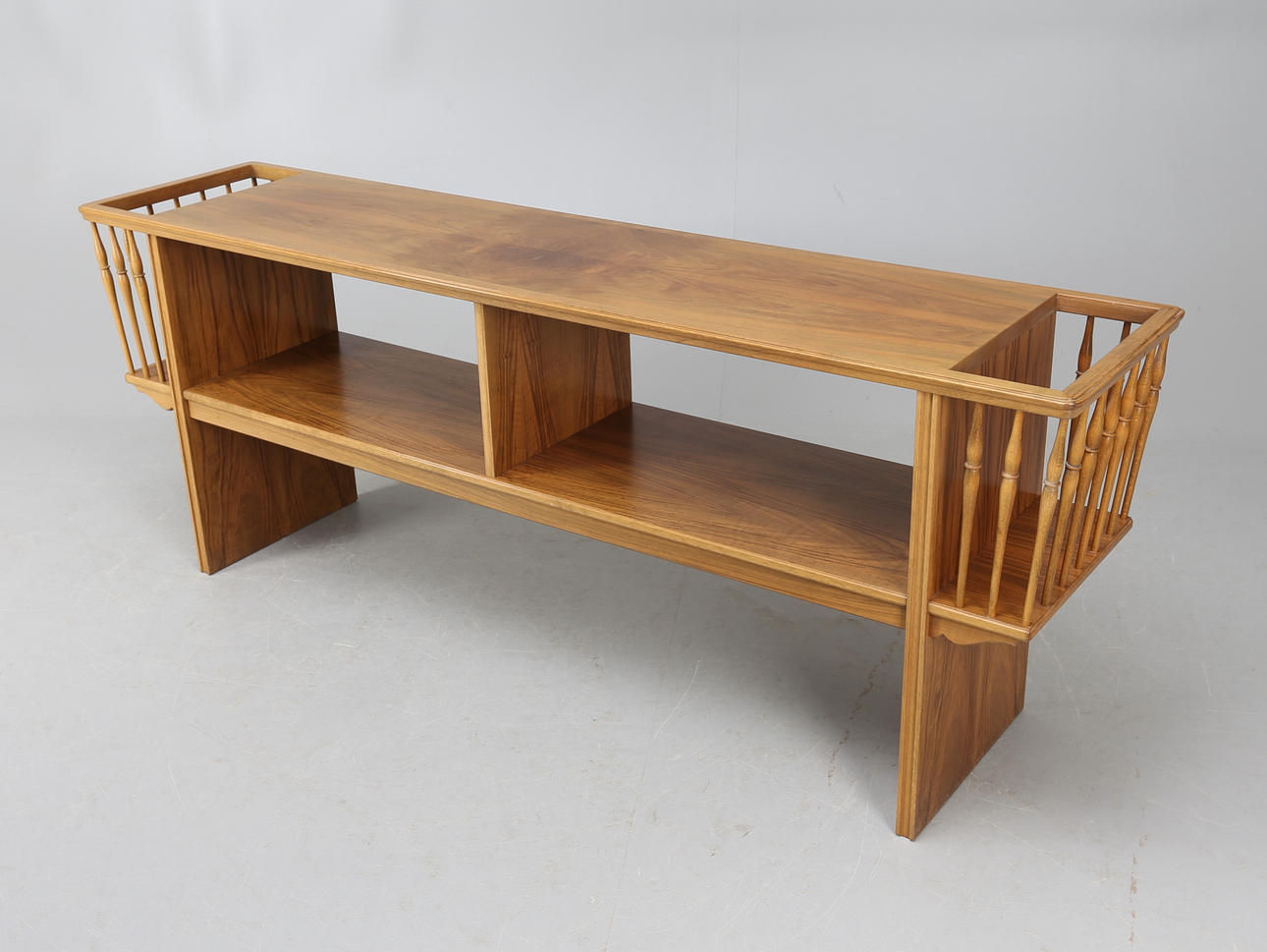 MEDIABÄNK, trä, 1970-tal.