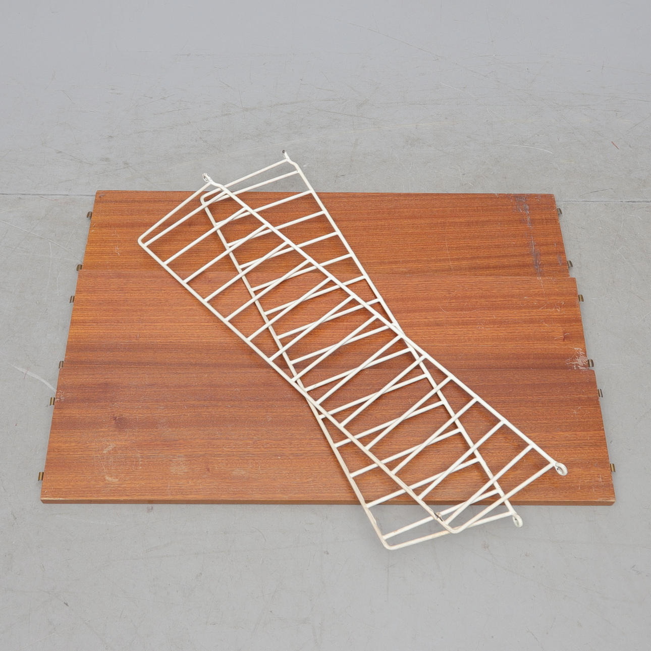 STRINGHYLLA, trä/metall, 1900-tal.