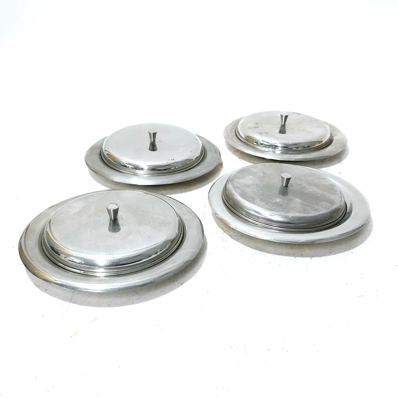 SÆT MED FIRE FORRETTERSKÅLE MED SØLV ALPACA LÅG.